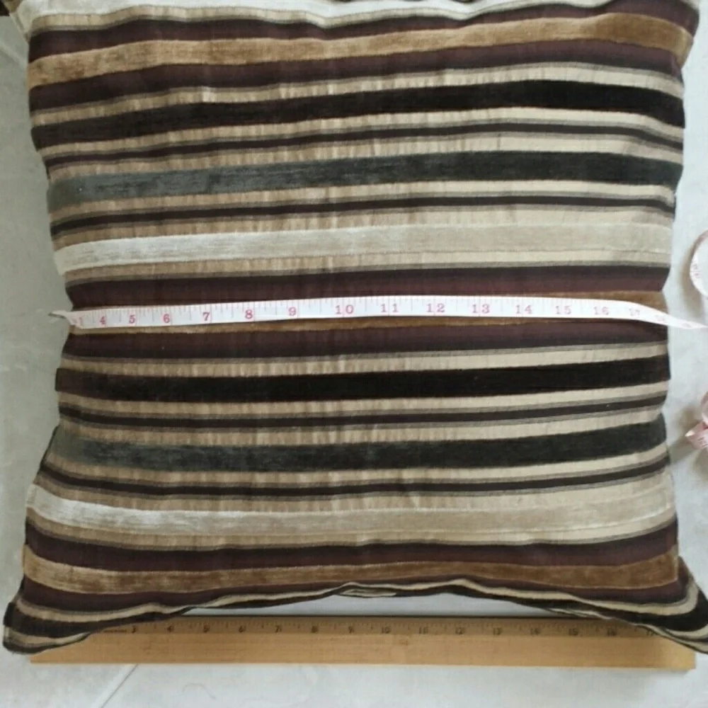 2 decorative pillows